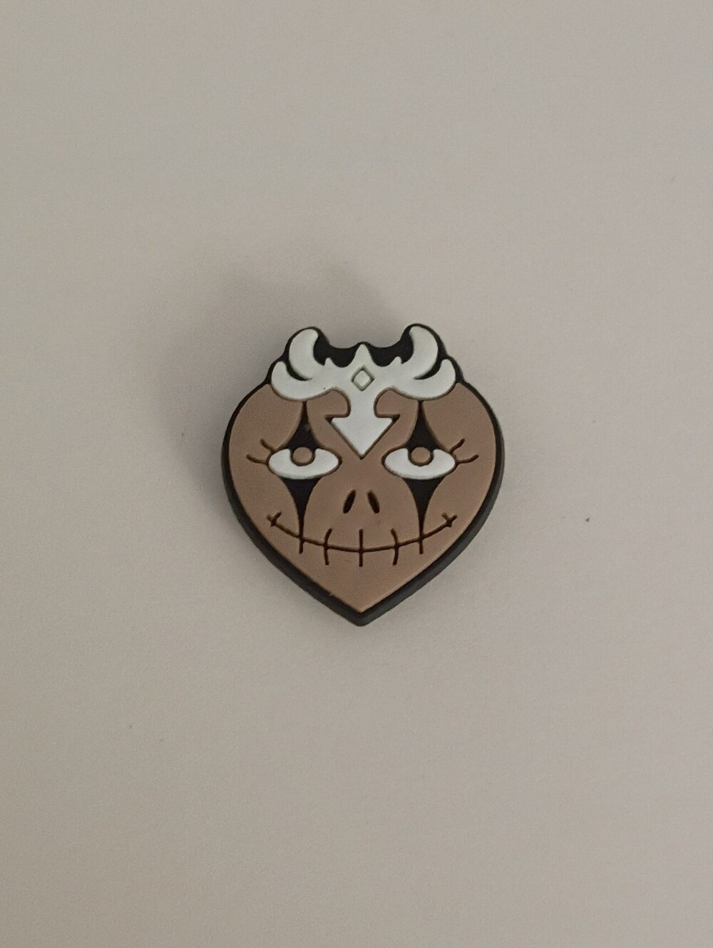 10 for $10 Jibbitz Croc Charm - Heart w/ Face & Headpiece - Tan & White